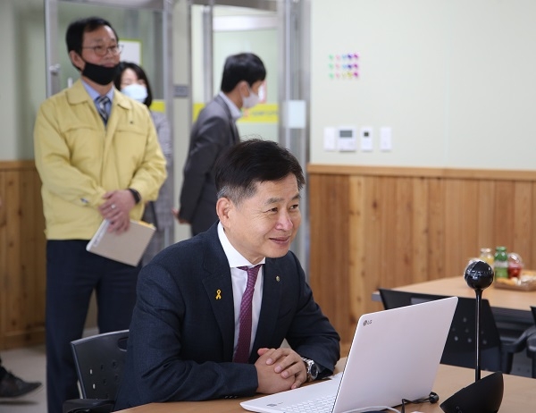 ▲장석웅 전남교육감이 곡성군청소년지원센터 방문해 온라인 개학 상황을 점검했다.(사진제공=전라남도교육청)