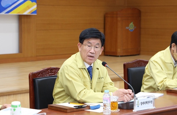 ▲코로나19 대응 경제대책본부 회의를 주재하는 강인규 나주시장(사진제공=나주시)