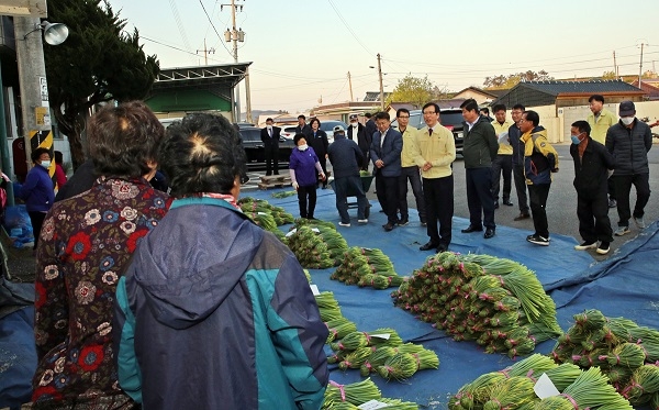 ▲송귀근 고흥군수는 마늘재배 농가 및 마늘종 수매장을 찾아 위문 격려했다.(사진제공=고흥군)