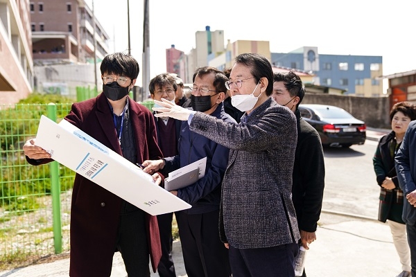 ▲김종식 목포시장이 카톨릭성지 도로개설 현장 점검을 하고 있다.(사진제공=목포시)