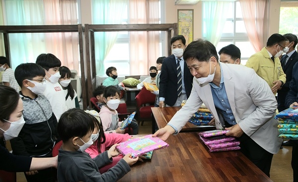 ▲장석웅 전남교육감 제98회 어린이날 목포 산정초 돌봄교실 방문했다.(사진제공=전라남도교육청)