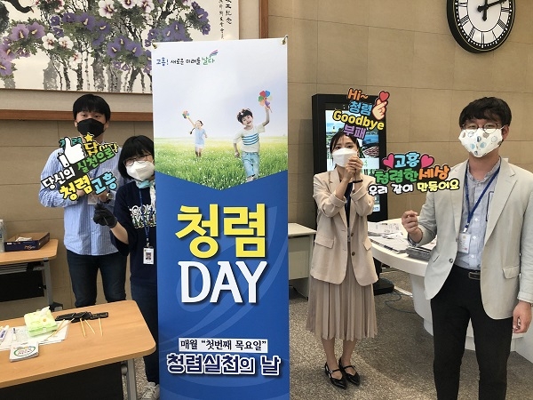 ▲고흥군은 7일 군민과 전 직원을 대상으로 '청렴화분 나눔 행사'를 진행했다.(사진제공=고흥군)