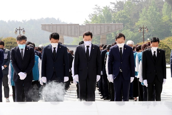 ▲이용섭 광주광역시장과 합동참배단이 11일 오전 제40주년 5·18민주화운동을 기념해 국립5·18민주묘지와 5·18구묘지를 참배하고 있다.(사진제공=광주광역시)