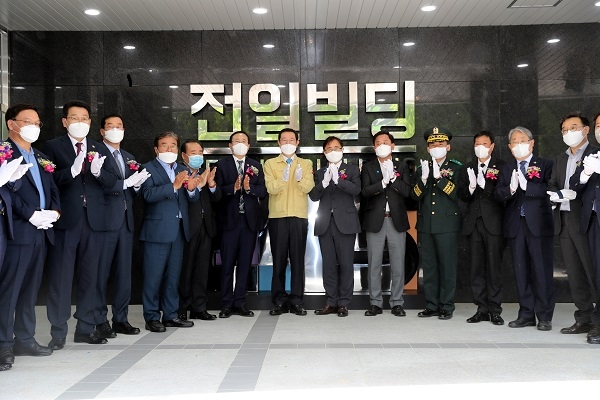▲이용섭 광주광역시장이 11일 오후 전일빌딩245 다목적 강당에서 열린 개관 기념식에 참석해 내빈들과 함께 현판 제막식 후 기념촬영을 하고 있다.(사진제공=광주광역시)