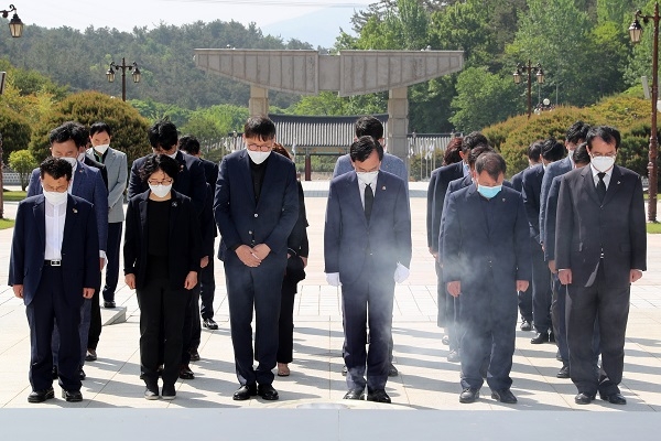 ▲김삼호 광산구청장과 광산구 공직자들이 5‧18민주화운동 40주년을 기리기 위해 국립5‧18민주묘지를 참배하고 있다.(사진제공=광산구청)