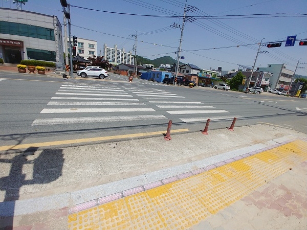 ▲강진군은 12일 관내 유동인구가 많은 강진농협자재백화점과 강진농협파머스마켓, 초등학생들의 통학로가 있는 중앙동복지회관 횡단보도에 LED 바닥형 보행신호등을 설치했다.(사진제공=강진군)