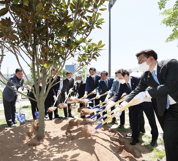 ▲동구는 13일 5·18민주광장 종각화단에서 기념식수 행사를 가졌다.(사진제공=동구청)