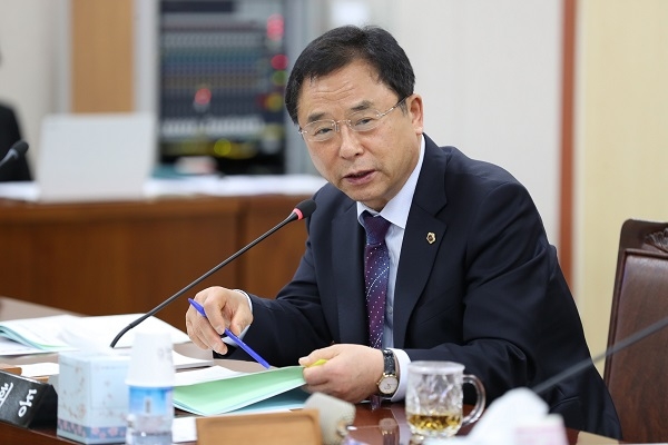 ▲김희동 전남도의원(민생당․진도)이 지난 12일 제341회 임시회에서 ‘전라남도 양봉산업 육성 및 지원 조례안’을 대표발의했다.(사진제공=전라남도의회)