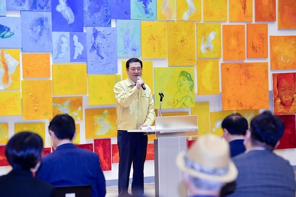 ▲이용섭 광주광역시장이 14일 오전 동구 국립아시아문화전당 문화창조원 복합5관에서 5·18민주화운동 제40주년 기념 특별전으로 마련된 5·18시민군 출신 김근태 작가의 '오월, 별이 된 들꽃' 전시회에 참석해 축사를 하고 있다.(사진제공=광주광역시)