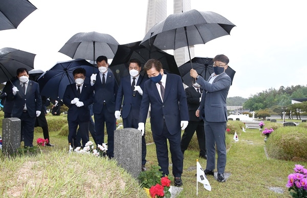 ▲화순군은 15일 제40주년 5·18민주화운동 기념일을 앞두고 국립 5·18묘지를 방문해 합동 참배했다.(사진제공=화순군)