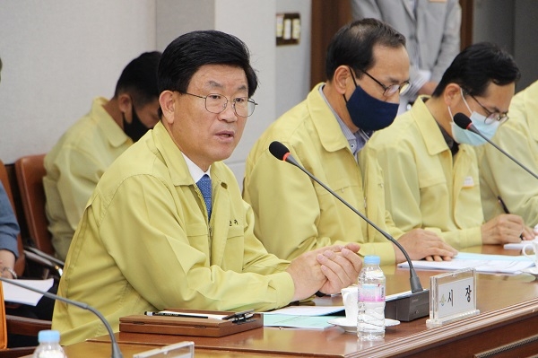 ▲강인규 나주시장은 지난 18일 ‘코로나19 대응 지역경제대책본부 제6차 반장회의’를 통해 경제산업분야 시책 추진 현황을 집중 점검했다.(사진제공=나주시)