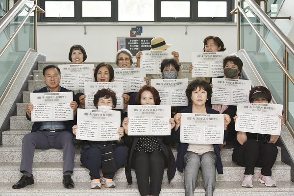 ▲진도군은 관내 음식점 및 유흥주점을 대상으로 생활 속 거리두기 지침 준수 여부와 위생 상태를 점검했다.(사진제공=진도군)