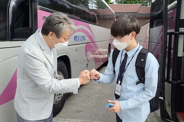 ▲유진섭 정읍시장이 오늘(20일)부터 등교수업을 시작한 고등학교 3학년 학생들을 격려하고 응원하기 위해 배영고등학교를 방문했다.(사진제공=정읍시)