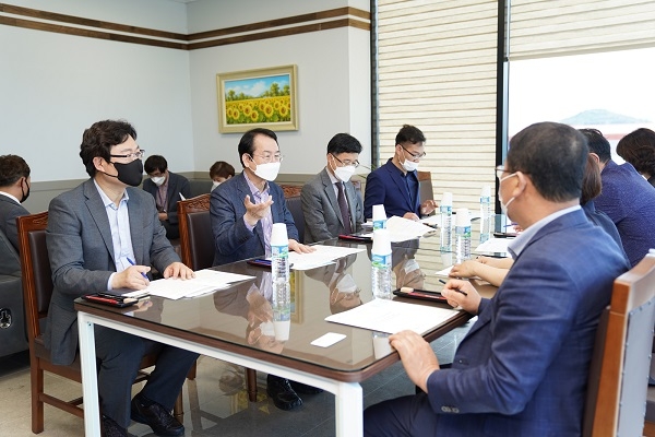 ▲김종식 목포시장이 20일 대양산단 제1호 김가공 입주업체인 ㈜가리미를 방문했다.(사진제공=목포시)