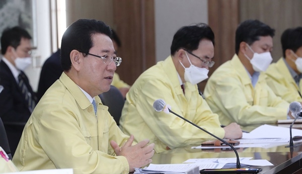 ▲김영록 전라남도지사가 26일 오전 도청 서재필실에서 실국장 정책회의를 주재하고 있다.(사진제공=전라남도)