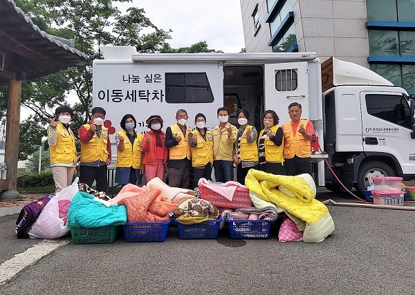 ▲무안군 대한적십자 남악봉사회는 지난 26일 삼향농협 앞에서 이동 빨래방을 운영했다.(사진제공=무안군)