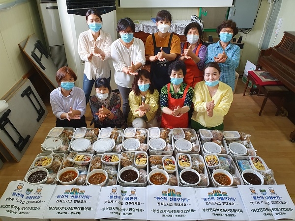 ▲담양군 봉산면지역사회보장협의체와 봉산교회는 지난 26일 코로나19로 어려움을 겪고 있는 30여 가정에 밑반찬과 간식꾸러미를 전달했다.(사진제공=담양군)