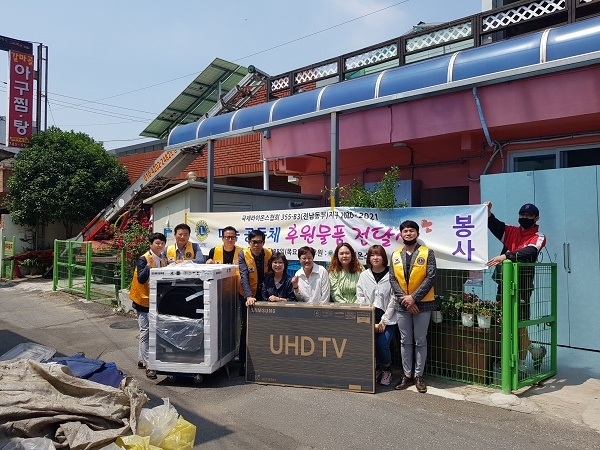 ▲국제라이온스 협회 전남동부지구 삼산라이온스클럽은 지난 28일 다솜공동체 시설을 방문하여 후원물품을 전달했다.(사진제공=삼산라이온스클럽)