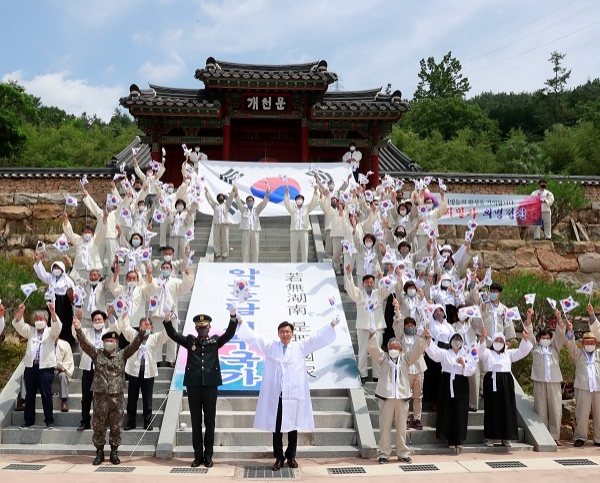 ▲의병의 고장 보성에서 의병의 날 행사에 만세삼창을 하고 있다.(사진제공=보성군)