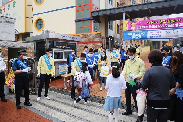 ▲무안군은 개학맞이 코로나19 예방 캠페인을 실시했다.(사진제공=무안군)