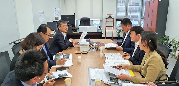 ▲김산 무안군수는 지난 4일 행정안전부를 직접 방문하여 주요 현안사업이 중앙투자심사에서 통과될 수 있도록 사업내용과 필요성을 적극 설명하고 협조를 요청했다.(사진제공=무안군)