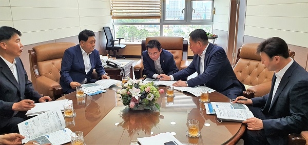▲김산 무안군수는 지난 8일 정부세종청사 기획재정부를 방문하여 내년도 지역현안사업이 원활히 추진될 수 있도록 국비예산 지원을 건의했다.(사진제공=무안군)