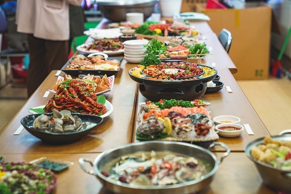 ▲목포 항구 포차, 맛과 낭만으로 관광객 사로잡는다,메뉴 시연 모습.(사진제공=목포시)