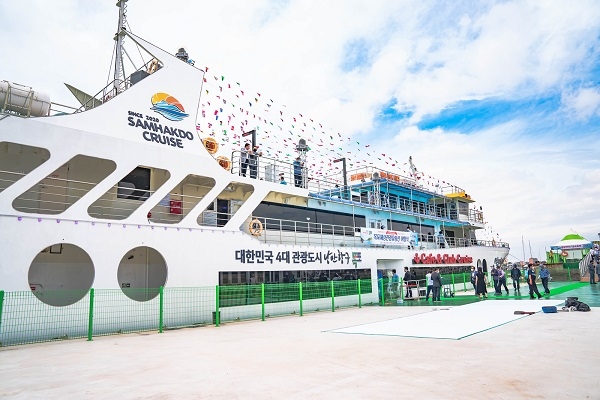 ㈜한국호남해운개발은 12일 오후 2시 삼학도 옛 해경부두에서 유람선 2척의 취항식을 갖고 본격 운영을 시작했다.(사진제공=목포시)