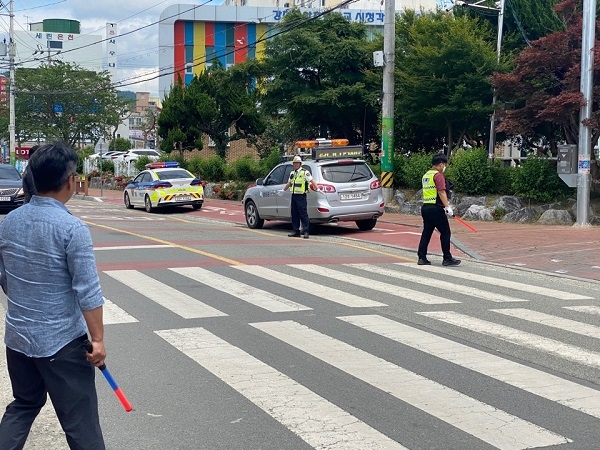 ▲어린이 보호구역 과속 및 주정차금지 강화에 따른 관경 합동 어린이 등하교 안전지도(사진제공=강진군)