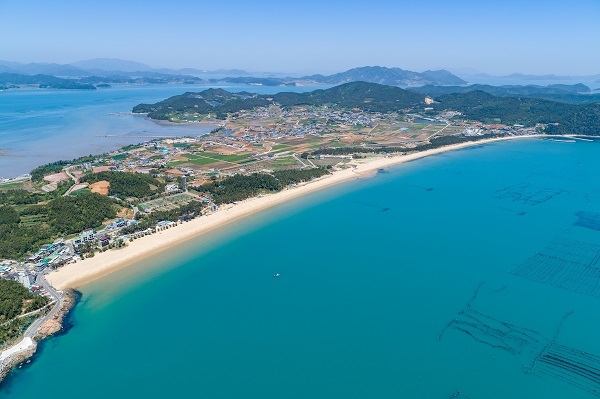 ▲완도 신지 명사십리 해수욕장 전경(사진제공=완도군)