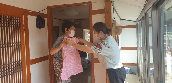 ▲무안군은 다가올 여름철 폭염에 대비하여 통합사례관리대상자 50명에게 여름 잠옷세트를 전달했다.(사진제공=무안군)