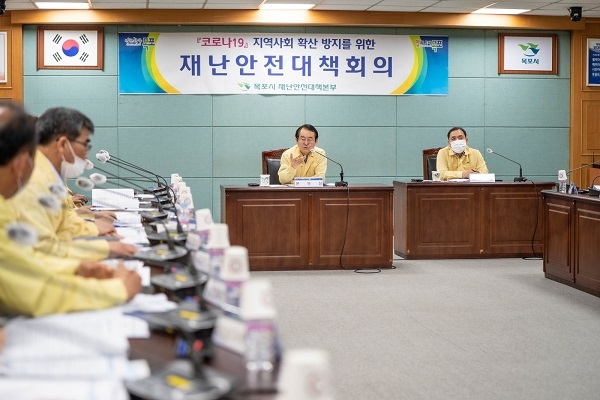 ▲목포시는 지난 23일 시청 상황실에서 코로나19 지역확산 방지를 위한 재난안전대책회의를 갖고 전반적인 대응상황을 점검했다.(사진제공=목포시)