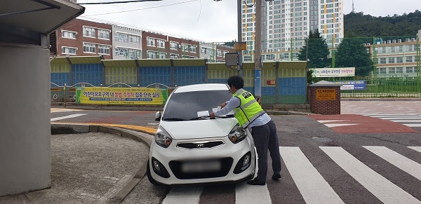 ▲목포시가 오는 29일부터 초등학교 정문 앞 도로 어린이보호구역 내 불법 주정차 주민신고제를 시행한다.(사진제공=목포시)