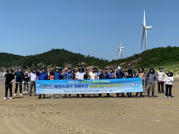 ▲신안군은 26일 자은면 양산해변에서 전라남도와 함께 정화활동을 펼쳤다.(사진제공=신안군)