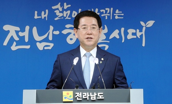 ▲김영록 전라남도지사가 29일 오전 도청 브리핑룸에서 민선 7기 출범 2년 기자회견문을 발표하고 있다.(사진제공=전라남도)