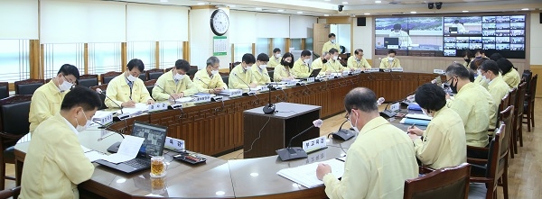 ▲전라남도교육청이 코로나19 지역 감염확산 대응 영상회의를 가졌다.(사진제공=전라남도교육청)