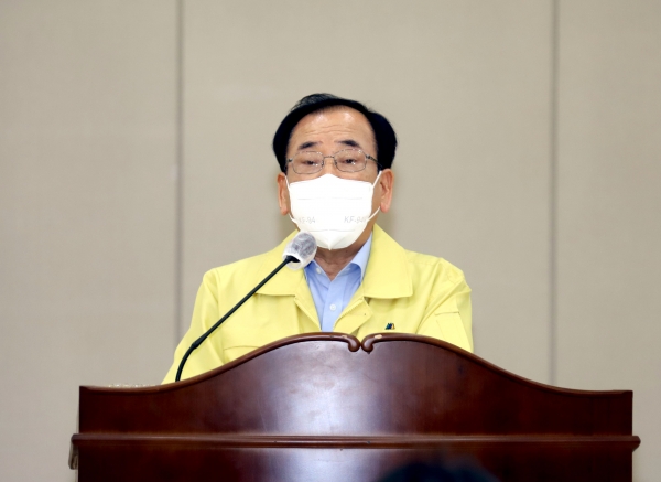 ▲김준성 영광군수가 5일 코로나19 영광 확진자 발생에 따른 담화문을 발표하고 있다(사진제공=영광군)