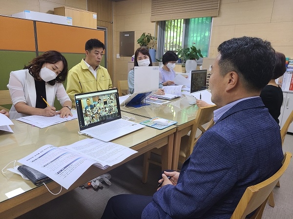 ▲나주교육지원청은 14일 관내 유･초･중학교 행정실장을 대상으로 영상회의를 가졌다.(사진제공=나주교육지원청)