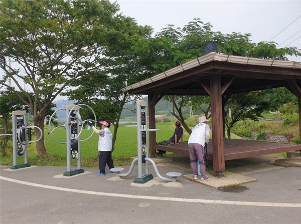 ▲청정진도 생활방역단 활동 모습(사진제공=진도군)