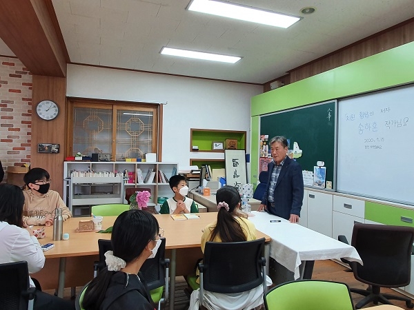 ▲강진교육지원청은 오는 12월 말까지 관내 초·중학교를 대상으로 ‘지역 작가와 함께하는 강진의 얼 계승 교육 프로그램’을 운영한다.(사진제공=강진교육지원청)