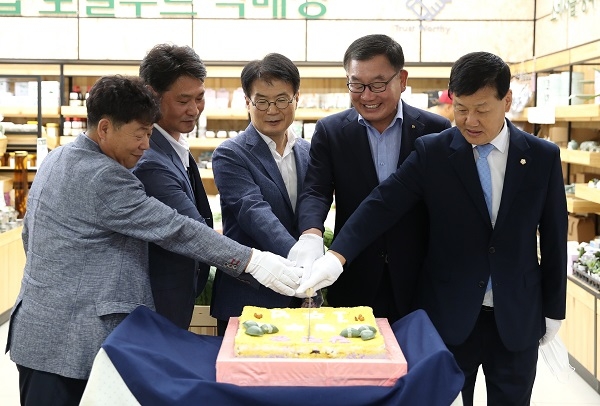 ▲강진 로컬푸드 직매장 1주년 기념행사가 지난 21일 강진농협 파머스마켓 2층 대회의실에서 열렸다.(사진제공=강진군)