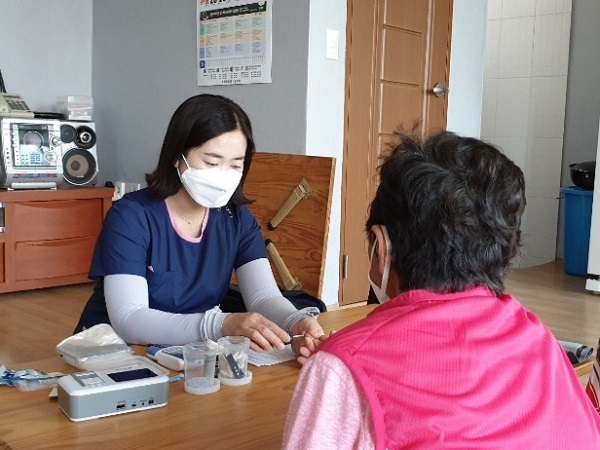▲담양군은 최근 장마 기간의 증가에 따라 독거노인, 장애인 등의 안전사고를 방지하기 위해 오는 31일까지 집중 건강관리에 나섰다.(사진제공=담양군)