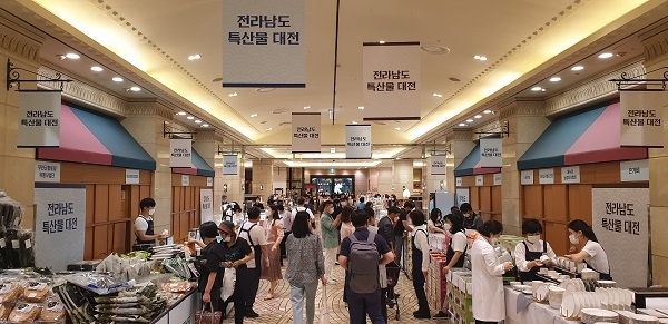 ▲전라남도는 전남 우수 농수특산물의 판로를 개척하기 위해 ‘신세계 강남점’에서 직거래 장터를 개최하고 나섰다.(사진제공=전라남도)