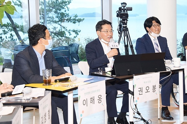 ▲지난 24일 오후, 웅천 장도 ‘아트카페’에서 열린 ‘포스트 코로나 시민공감 토론회’에서 권오봉 여수시장이 토론회를 주재하고 있다.(사진제공=여수시)