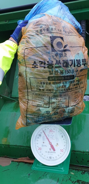 ▲무안군은 지난 7월 1일부터 생활쓰레기봉투 배출 무게제한과 100리터 종량제봉투 폐지 등을 시행했다(사진제공=무안군)