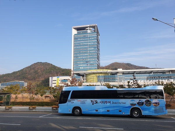 ▲진도군이 진도 시티투어 버스 등 맞춤형 투어버스 3종에 대해 오는 8월 1일부터 재개한다.(사진제공=진도군)
