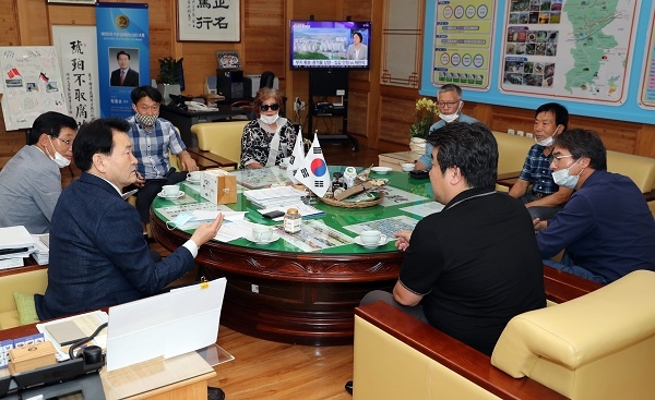 ▲장흥군은 지난 29일 세계 최대 온라인 쇼핑몰 아마존 관계자와 수출 확대협의를 진행했다.(사진제공=장흥군)