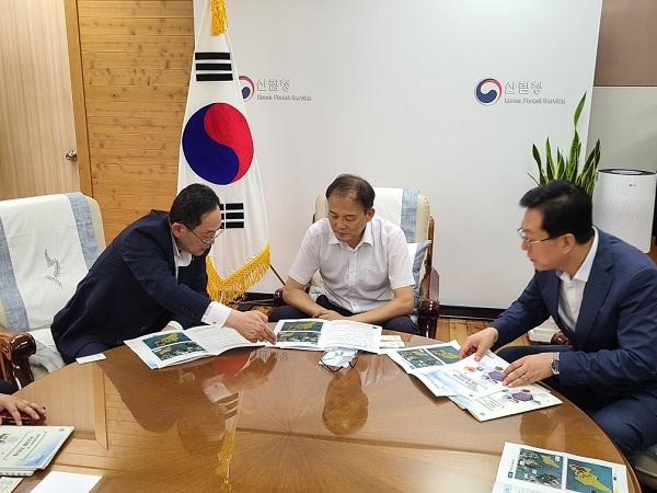▲명현관 해남군수는 박종호 산림청장을 만나 지역현안 사업들을 설명하고 국비 지원을 건의했다.(사진제공=해남군)
