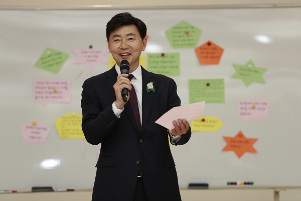 ▲2019년 2월 직원 월례조회에 질문지를 받은 김철우 보성군수(사진제공=보성군)