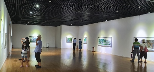 ▲진도 남도전통미술관에서 수묵 산수화와 청록 산수화 전시를 오는 10월 20일까지 개최한다.(사진제공=진도군)